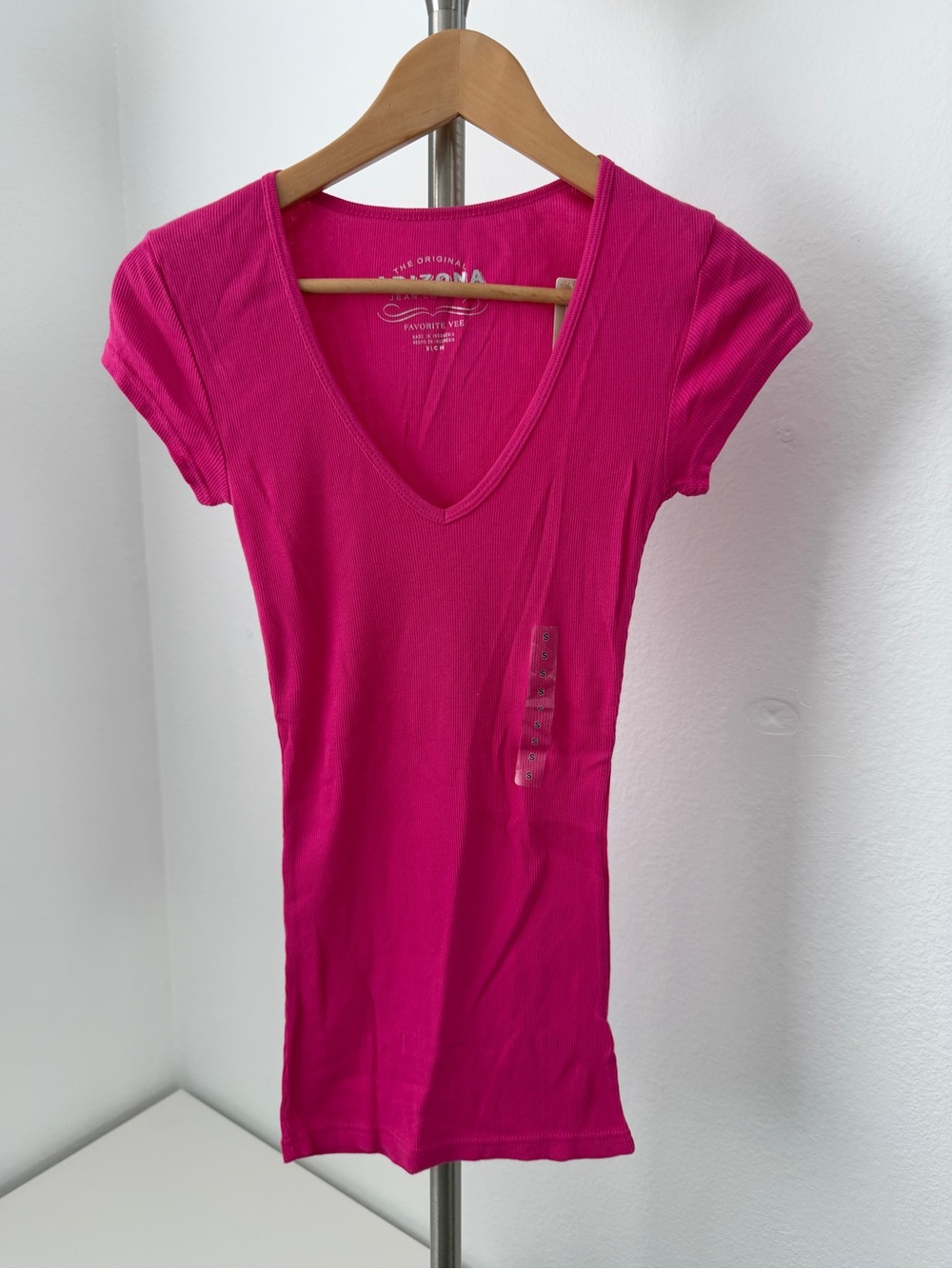 Arizona Jean Company Hot Pink V-Neck Short Sleeve Tee